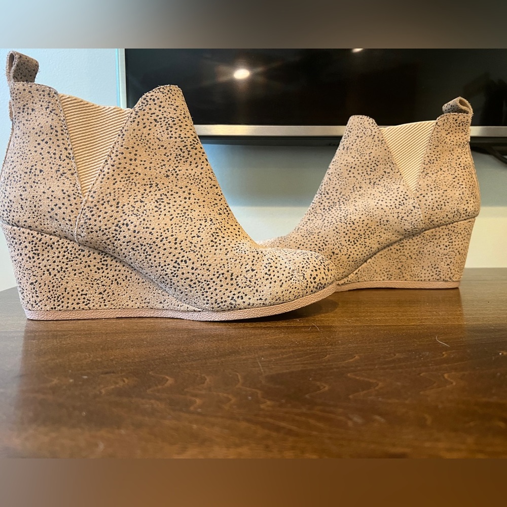 8.5 TOMS Wedge (never worn)